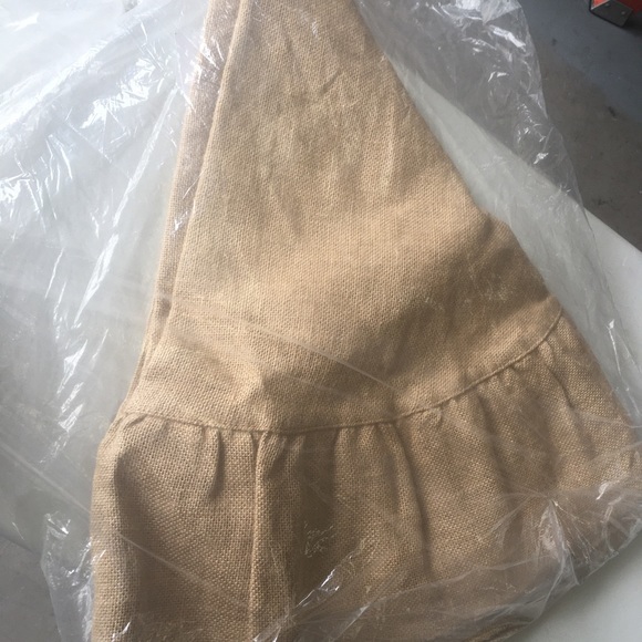 Vic & Lou Burlap tree skirt, perfect to embellish or monogram. - Picture 3 of 4